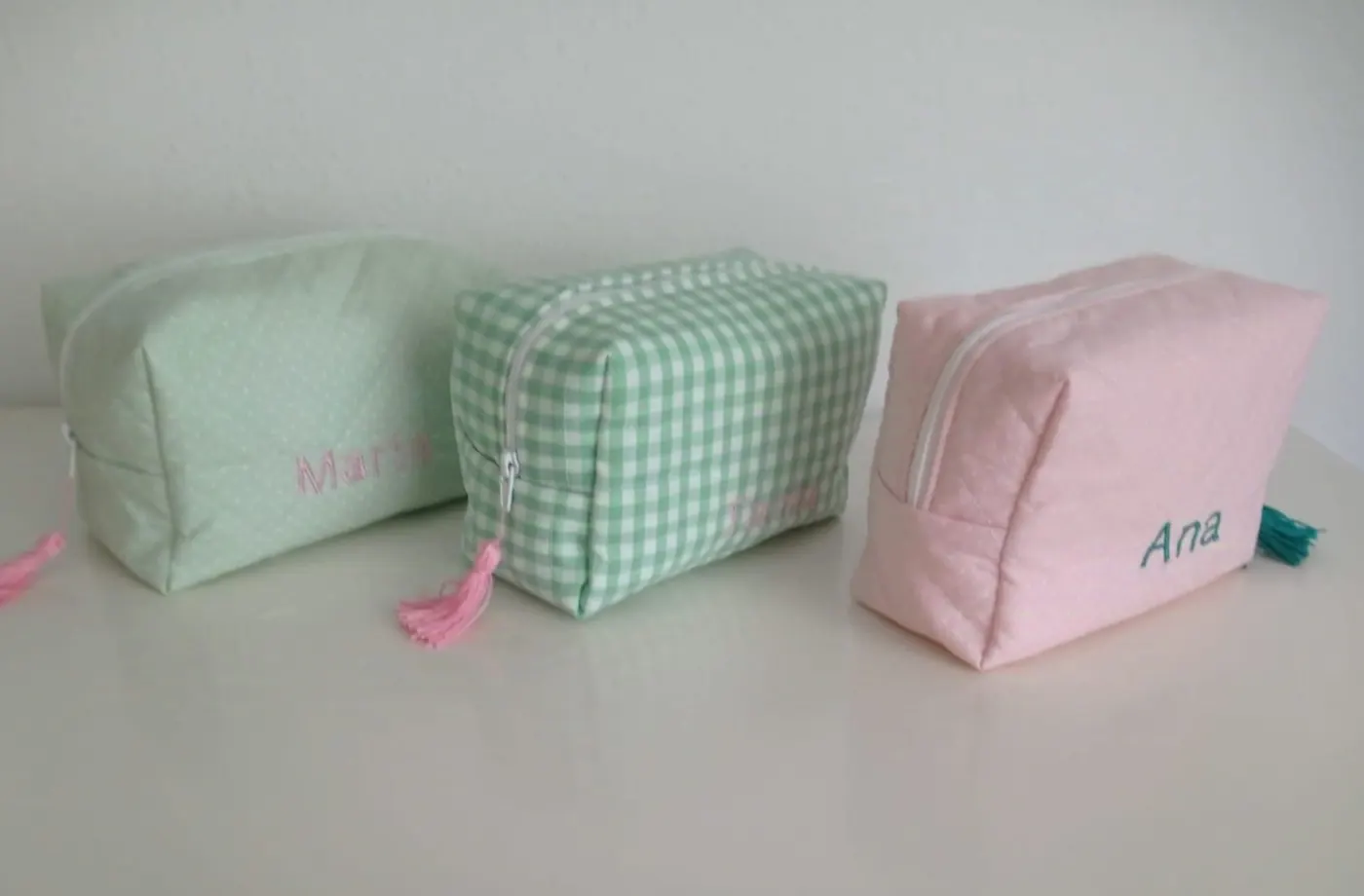 Bolsas y neceseres de tela cosidos a mano en Papelería Colibrí