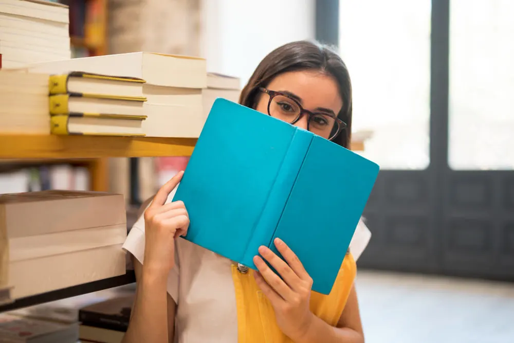 Selección de libros en la librería de Papelería Colibrí, A Coruña